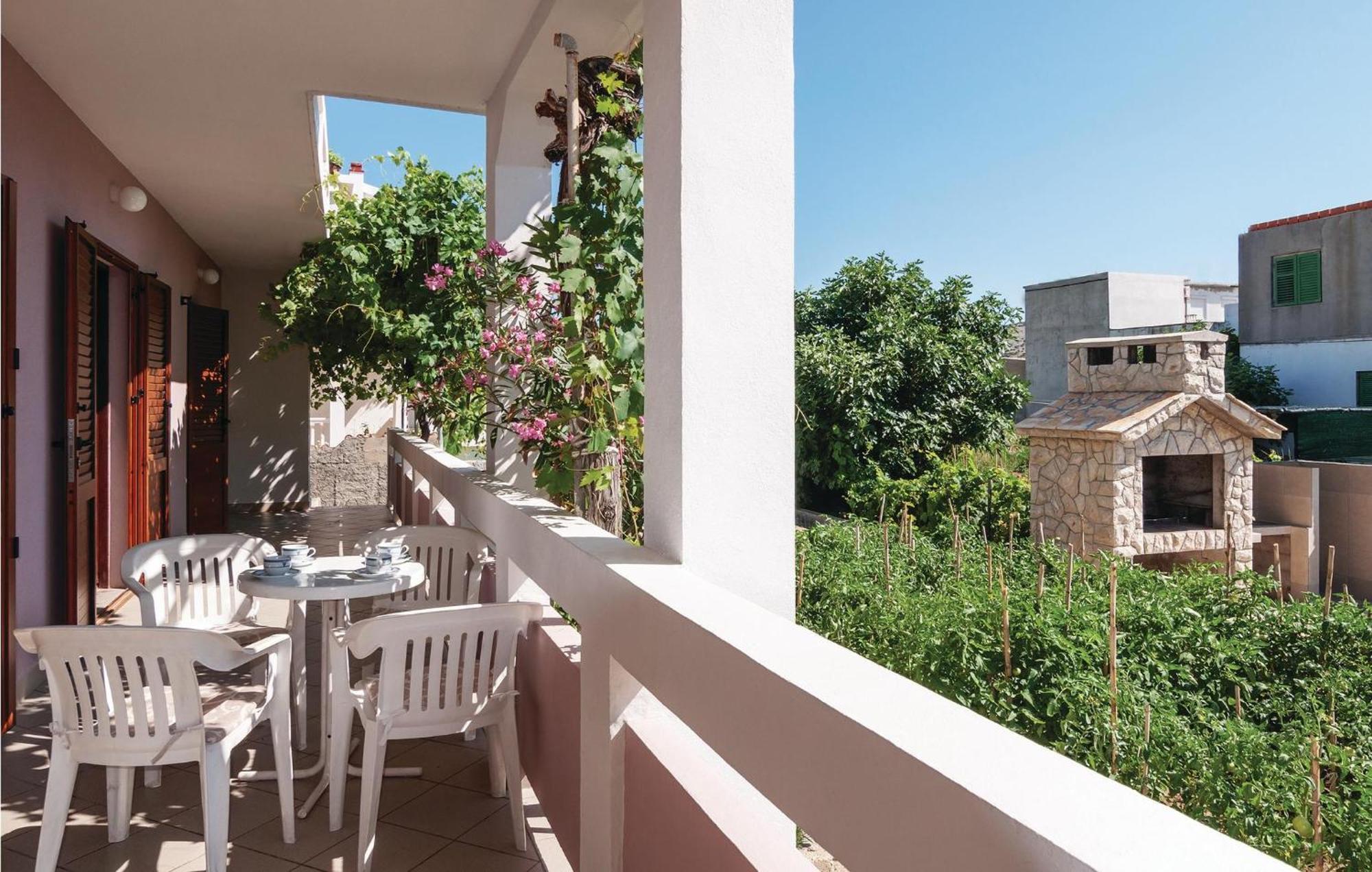 2 Bedroom Awesome Apartment In Pag Đảo Pag Ngoại thất bức ảnh